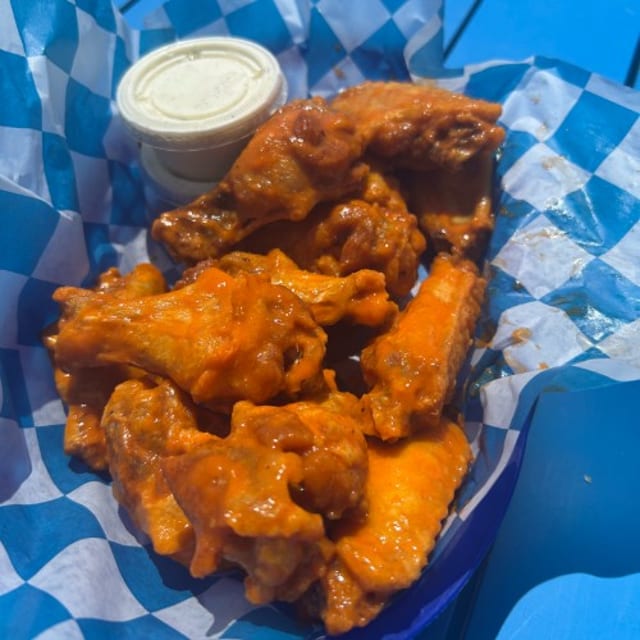 Traditional Chicken Wings (6 Count).